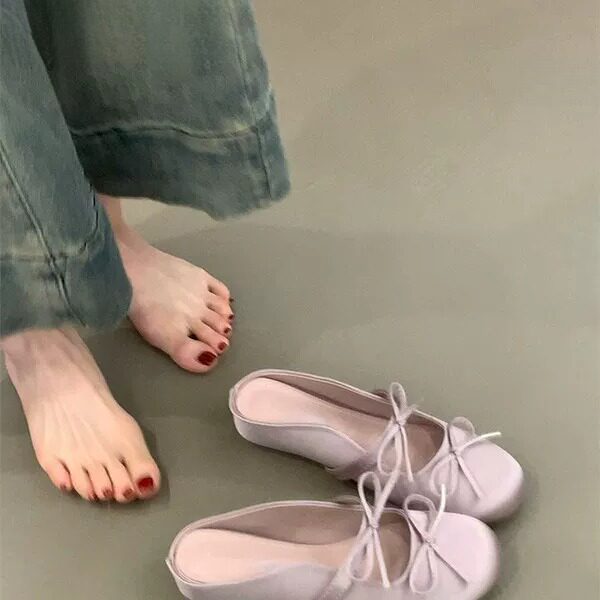 内增高平底舒适包头凉鞋女2026新款蝴蝶结一字带绸缎面圆头半拖鞋