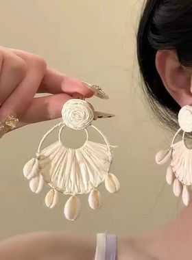 海风聆贝~贝壳草编耳环2025新款爆款独特夸张海边度假风旅游配饰