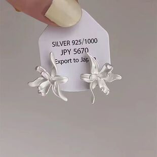 银白色鸢尾花耳夹女小众设计感百搭耳夹气质高级感网红爆款耳饰