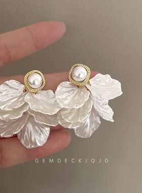 精致法式复古珍珠白色花瓣流苏耳环女高级感小众设计耳钉耳饰耳夹