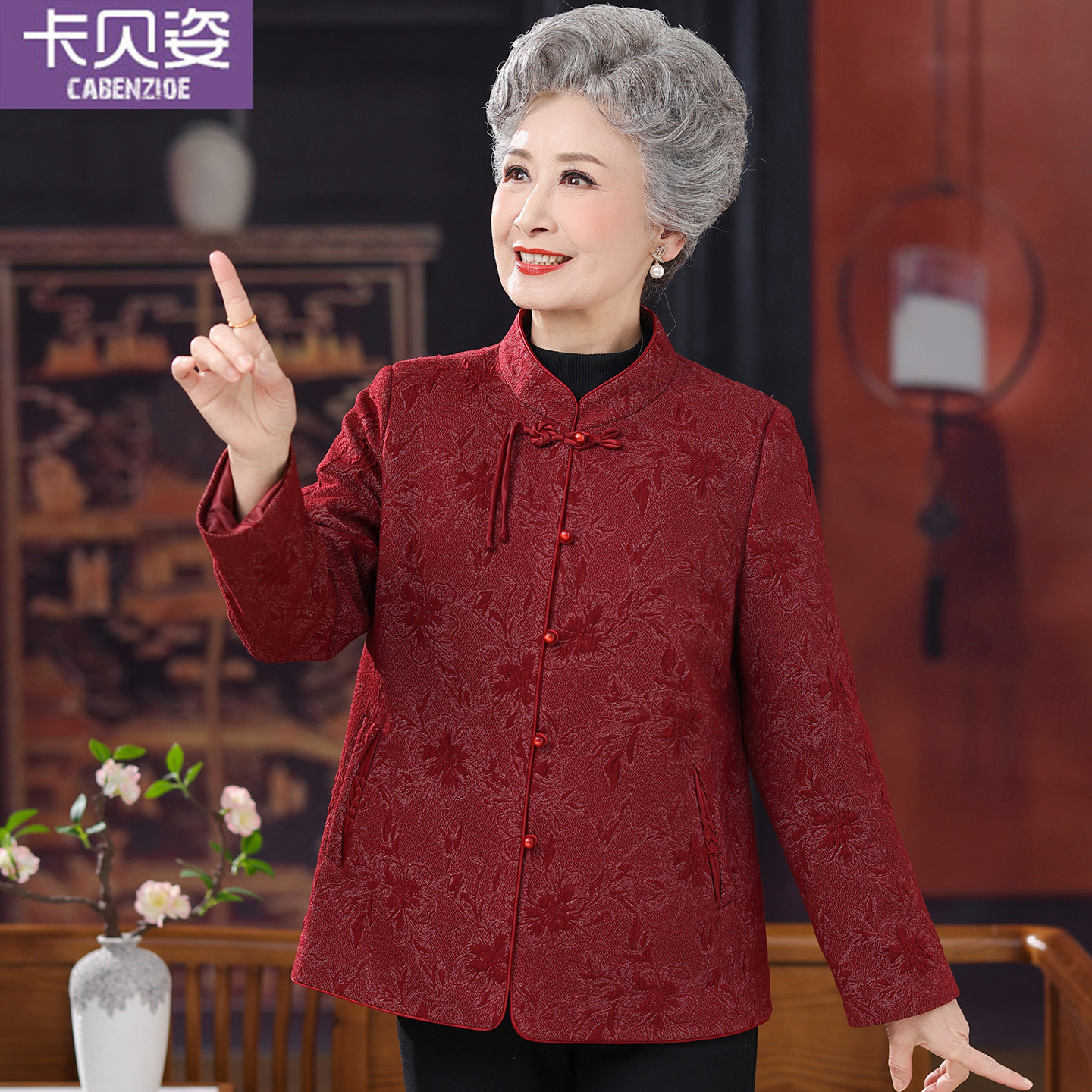 老年妈妈春装毛呢外套中