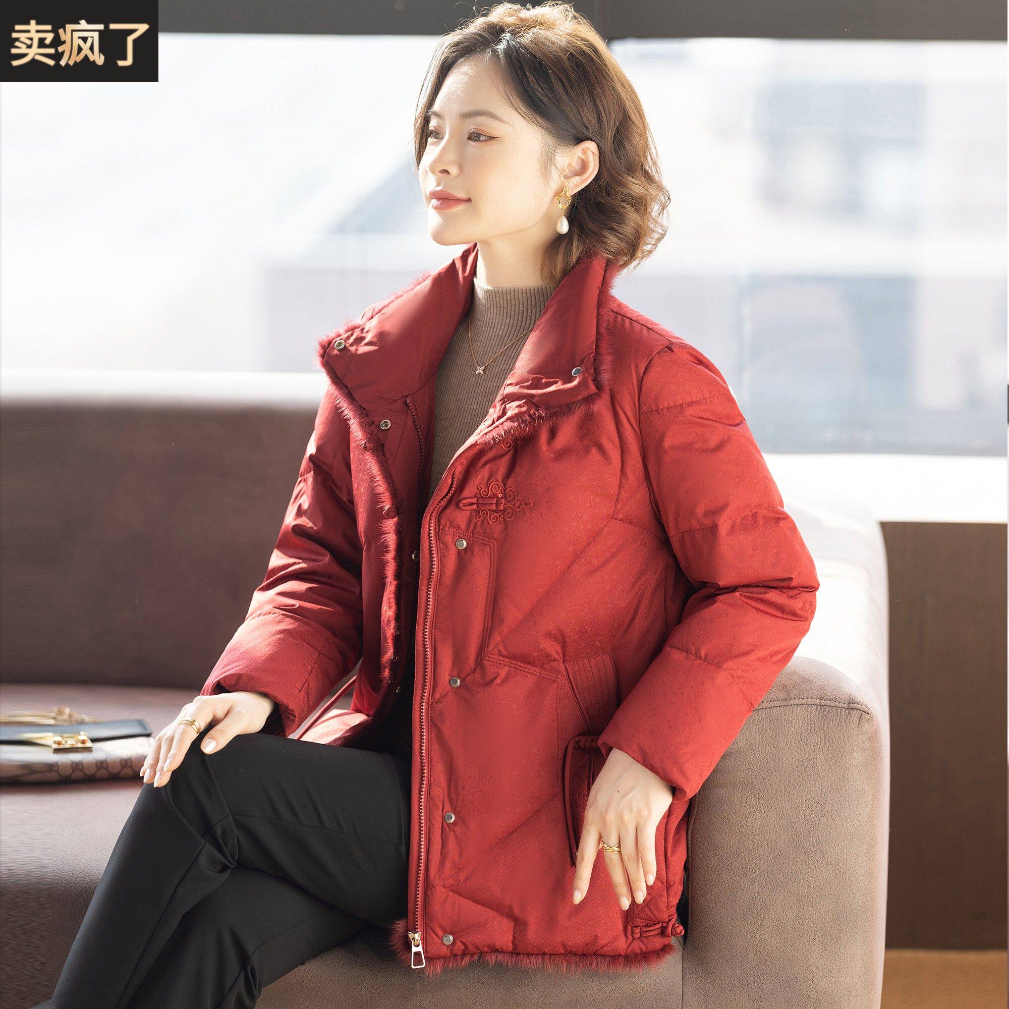 新中式妈妈羽绒服冬装外套新款洋气喜婆婆婚宴红色上衣服中老年女