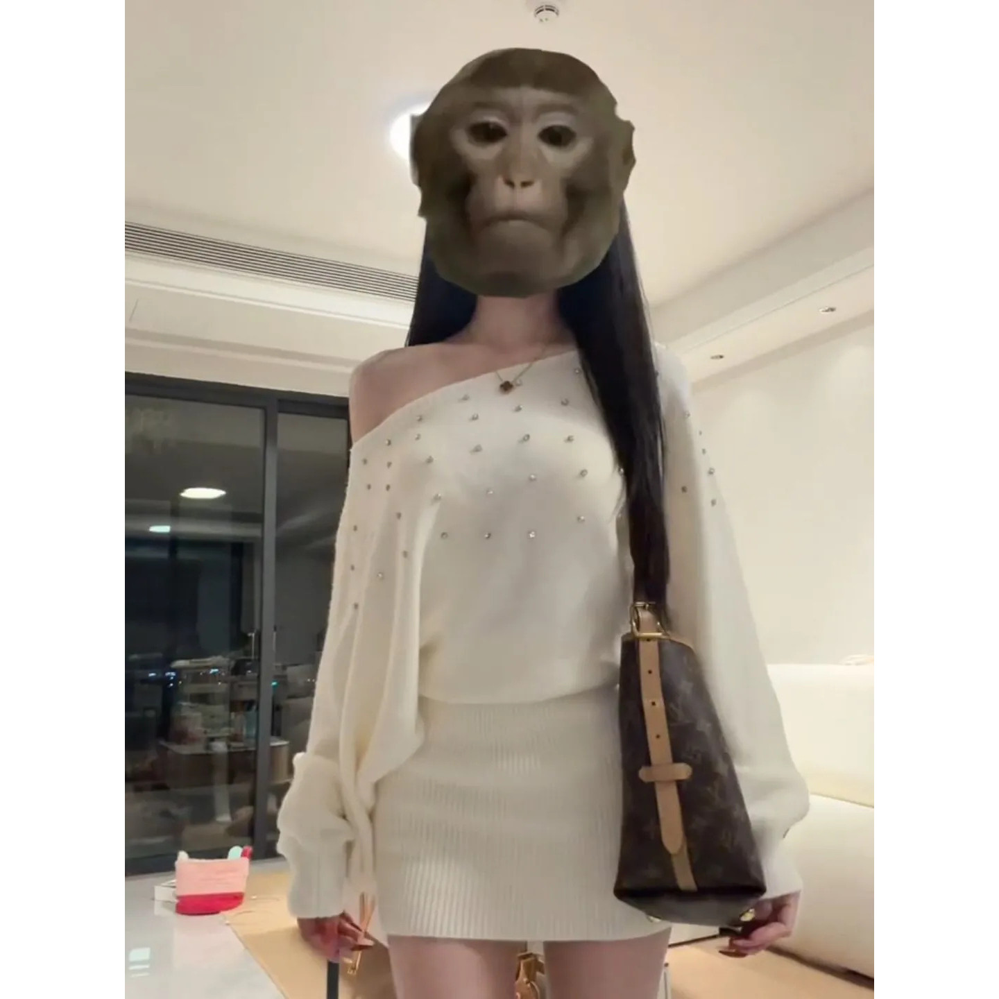 白色一字肩长袖连衣裙女秋冬装法式高级感烫钻针织包臀显瘦短裙子