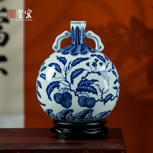 皇窑青花荔枝纹双耳扁瓶