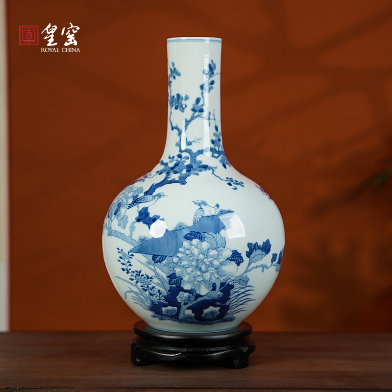 皇窑手绘青花牡丹花鸟天球瓶