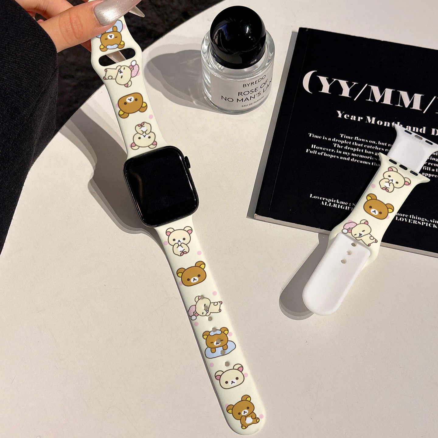 适用iwatch10硅胶苹果手表applewatchs10表带s9卡通可爱轻松熊s8新款s7小众ultra2夏季透气45se女s6网红闺蜜