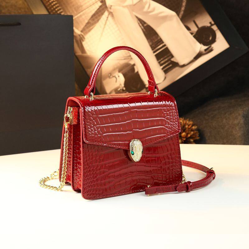 2025新款品牌小方包手提斜挎包时尚精致亮面漆皮鳄鱼纹蛇头女包