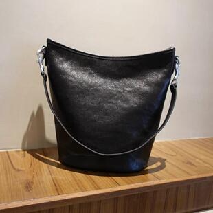 头层植鞣牛皮慵懒风小众设计水桶包腋下包真皮斜挎包女通勤大包