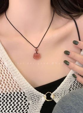 粉色草莓晶编织绳猫爪吊坠项链女款甜美小众高级感锁骨链配饰批发
