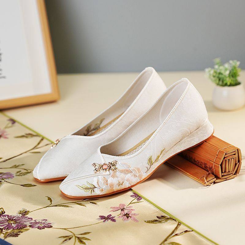 春夏季新款女鞋老北京布鞋新中式小香风民族绣花鞋舒适软底女鞋,女鞋,绣花鞋,淘宝优惠券,粉丝福利购,淘宝优惠卷