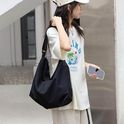 香港包包2023新款时尚潮防水尼龙布单肩斜挎女大容量百搭通勤大包