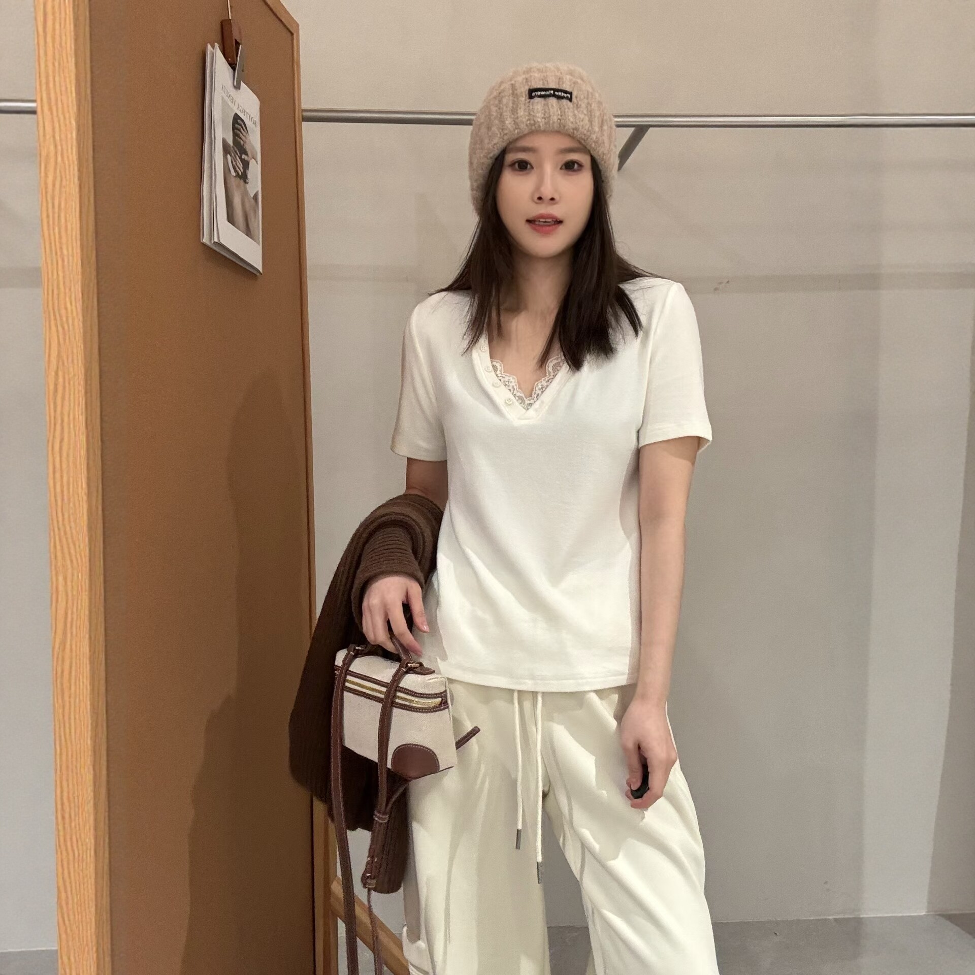 LM家高品  春季新品显瘦百搭高级感精致蕾丝拼接磨毛V领短袖t恤