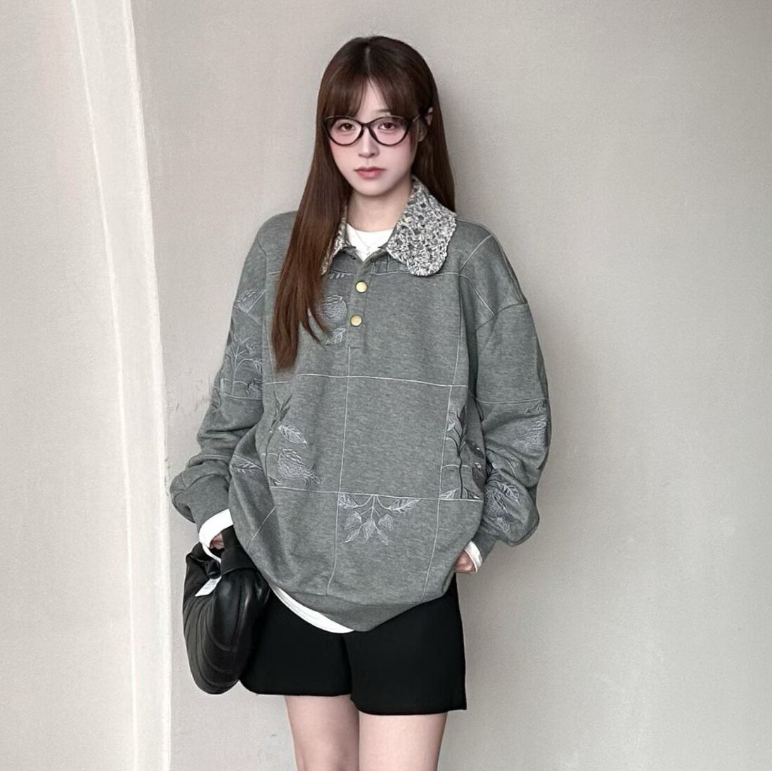 LM家高品  春季新品南油设计师款简约慵懒风重工刺绣钩花领卫衣