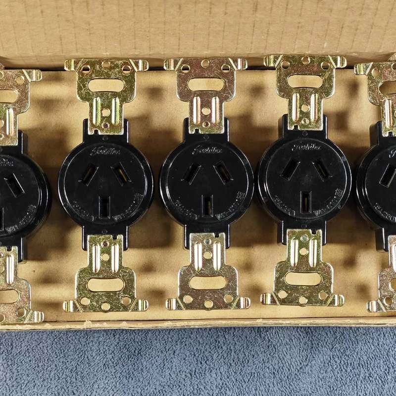 请议价-TOSHIBA/东芝 全新进口15安插座 对应国标10安 一
