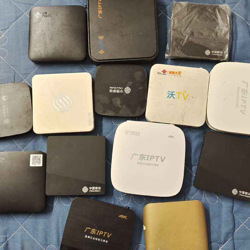 请议价-14个电子盒子,都能正常通电,全部原版系统没刷机。只
