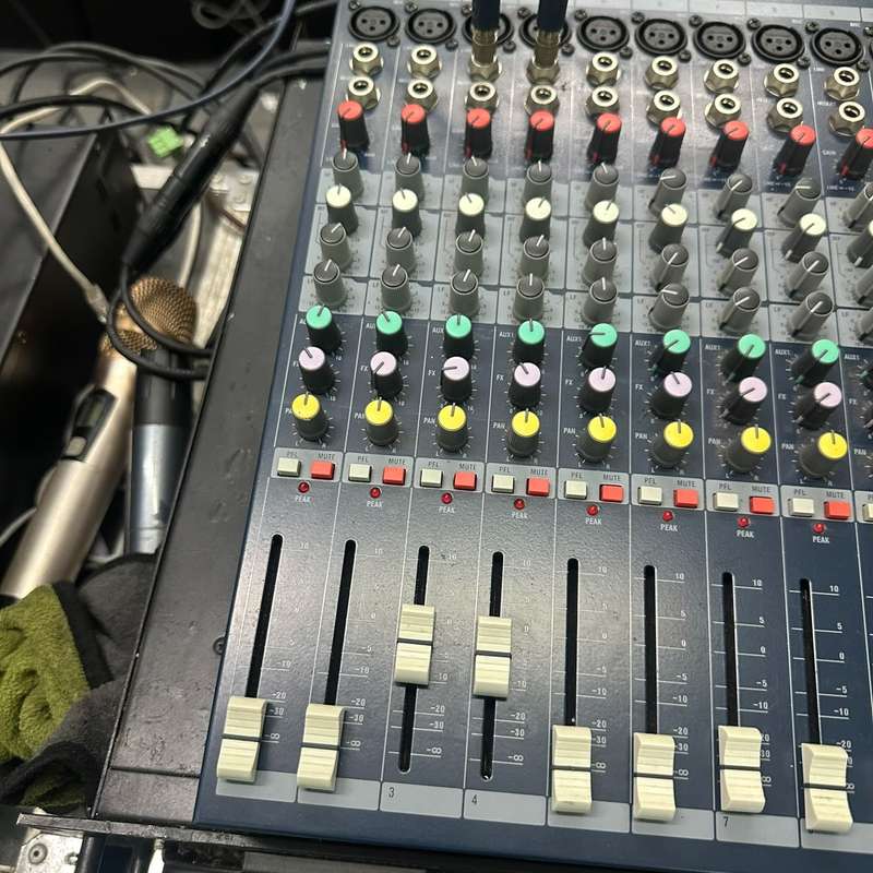 请议价-声艺12路调音台,型号EFX12,功能正常,成色还可以,有点