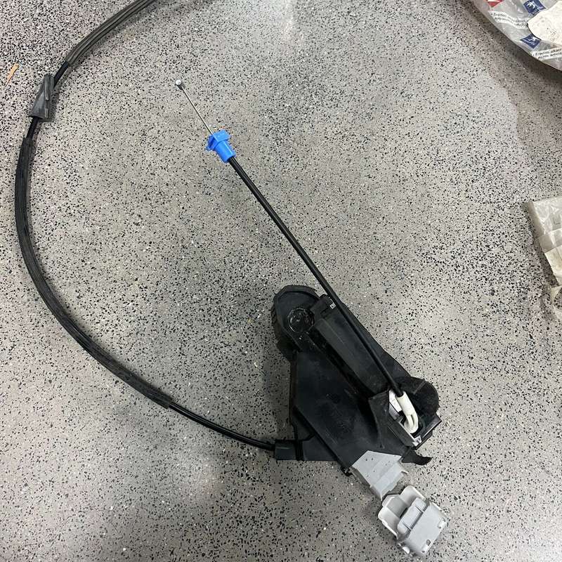 请议价-标致407CC左前门锁,原厂件,适配407CC车型。成色还可