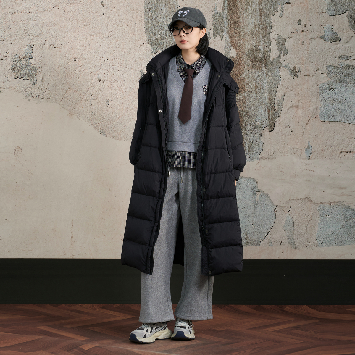 西町村屋休闲外套女装2025冬季新款立领长款连帽羽绒服XHAD10434