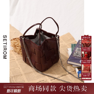 西町村屋安可拉红编织水桶包秋冬新款 气质复古百搭包包XH9D60045