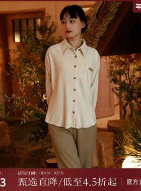 西町村屋衬衫女冬新款复古丝绒压褶基础简约款长袖衬衣AD8103009