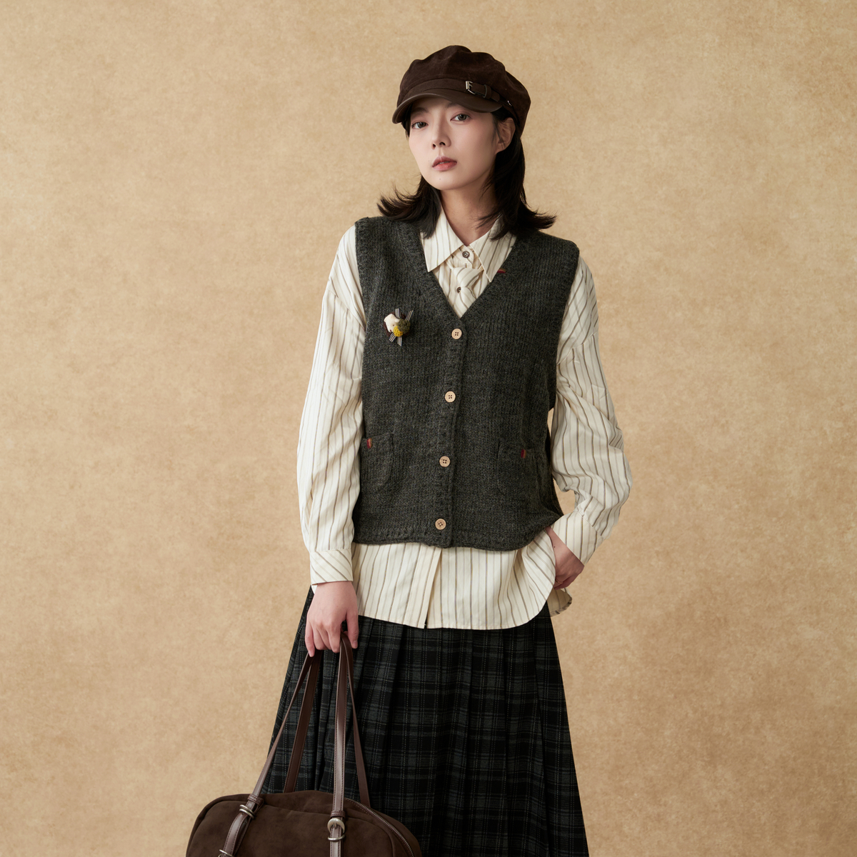 西町村屋文艺风马甲女装2025冬季新款趣味针织短款马夹XHAD10008