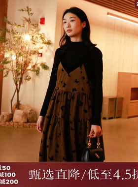 西町村屋吊带裙女冬季新款法式浪漫丝绒蝴蝶收腰连衣裙AD8404001