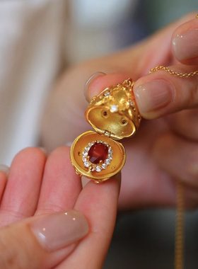 气质优雅项链高级感镶24K金制成彩蛋外壳镶嵌一颗新烧红宝石吊坠