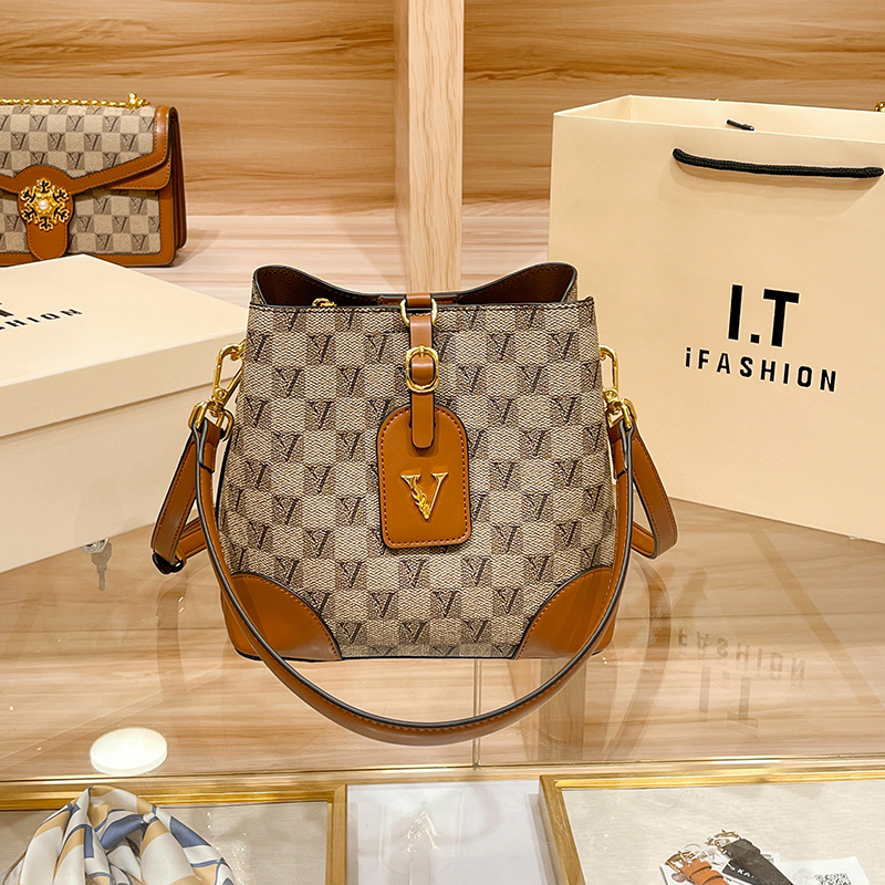 VALENPOOL2022新款时尚正品女士斜跨包网红爆款棋盘格单肩水桶包