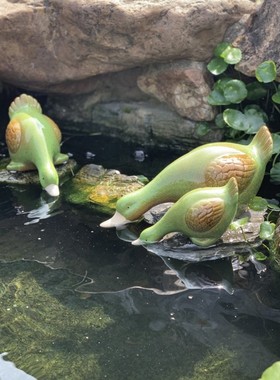 鸭子喝水庭院花园鱼池布置摆件