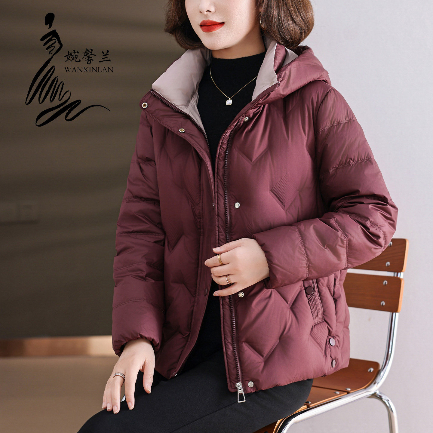 中老年女装妈妈冬装连帽羽绒服洋气简约休闲2025新款宽松保暖外套