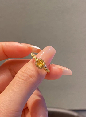 轻奢超闪小方糖黄钻戒指女18k包金黄水晶食指戒时尚高级感爆款