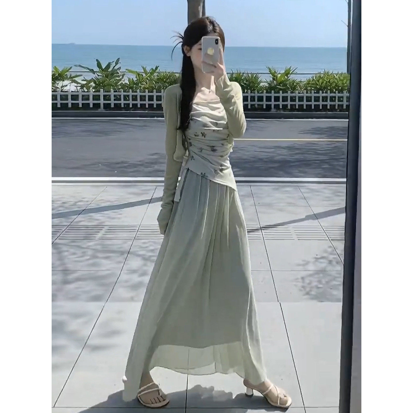 早春漂亮新中式绿色吊带洋装子女2026新款夏季海边度假长裙套装
