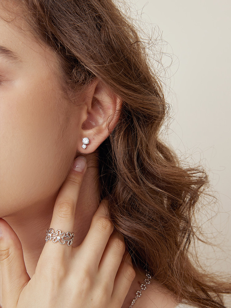 [CHENG FENG PO LANG 공동 브랜드] ARSIS FANQI 꽃 그림자 귀걸이 투웨어 심플 틈새 귀걸이 여성을 위한 절묘한 귀걸이