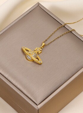 2026太后图形微镶锆石钛钢项链女ins铜真金电镀气质流苏锁骨链飞