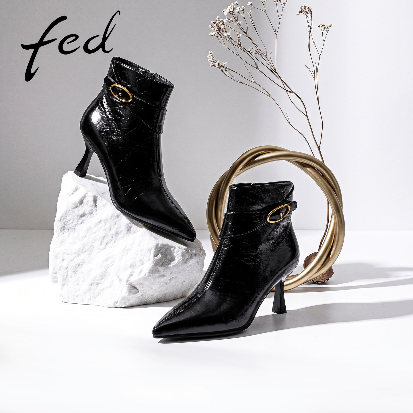 fed黑色尖头细跟短靴女皮带扣