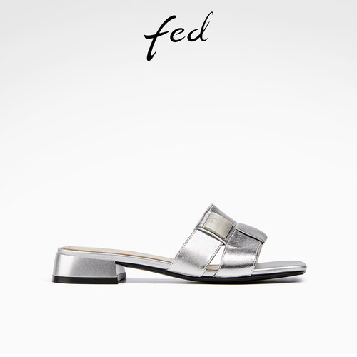 露趾粗中跟潮流一字带凉拖鞋