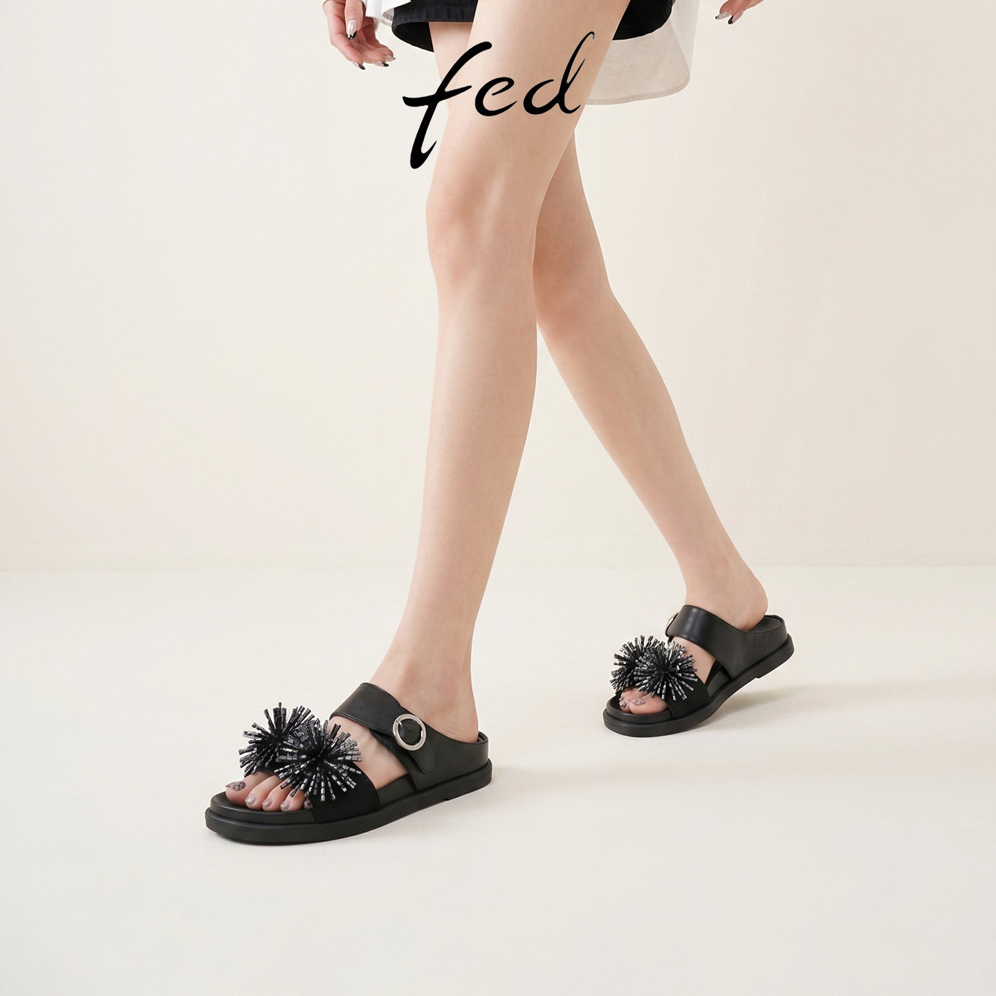 fed黑色水钻烟花凉拖鞋女2026夏新款搭扣外穿软底舒适厚底一字拖