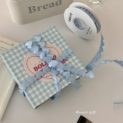 彩色爱心形状丝带装饰