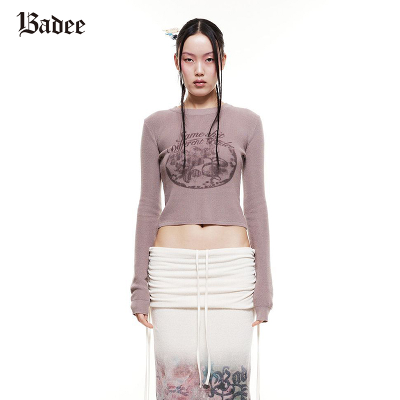 Badee 春款做旧数码印花修身针织打底衫女长袖圆领内搭线衫