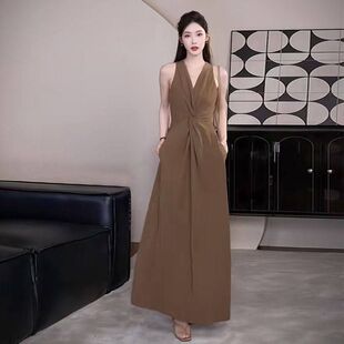 气质棕色扭结无袖背心连衣裙女夏季设计感长裙v领收腰显瘦a字裙子