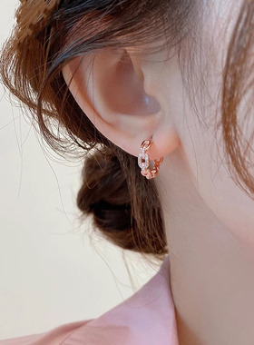 玫瑰金耳扣2025新款爆款夏季通勤耳圈轻奢小众耳环独特气质耳饰女