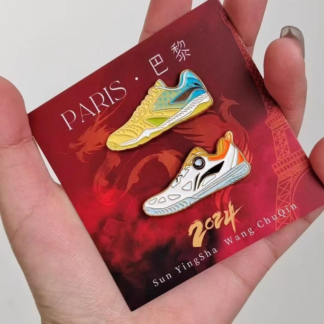 莎头组合礼品限定运动鞋金属徽章