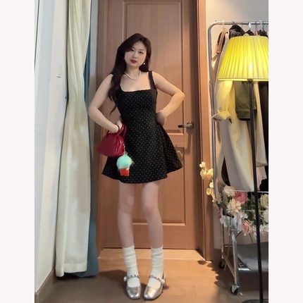 胖mm法式复古波点吊带短款收腰连衣裙女夏季小众大码显瘦小黑裙