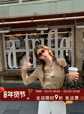 HuoHuo 坚果松饼 英伦风V领针织衫女秋季新款2025高级感短款毛衣