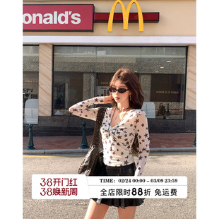 HuoHuo 涩谷繁星 打破沉闷 2026春夏新款上衣女印花扭结修身T恤