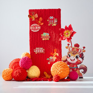 马年氛围布置2026新年毛绒背景板红色毛线球商场办公区高级感造景