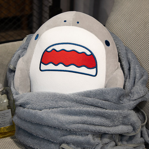 鲨鱼暖手抱枕毯子三合一