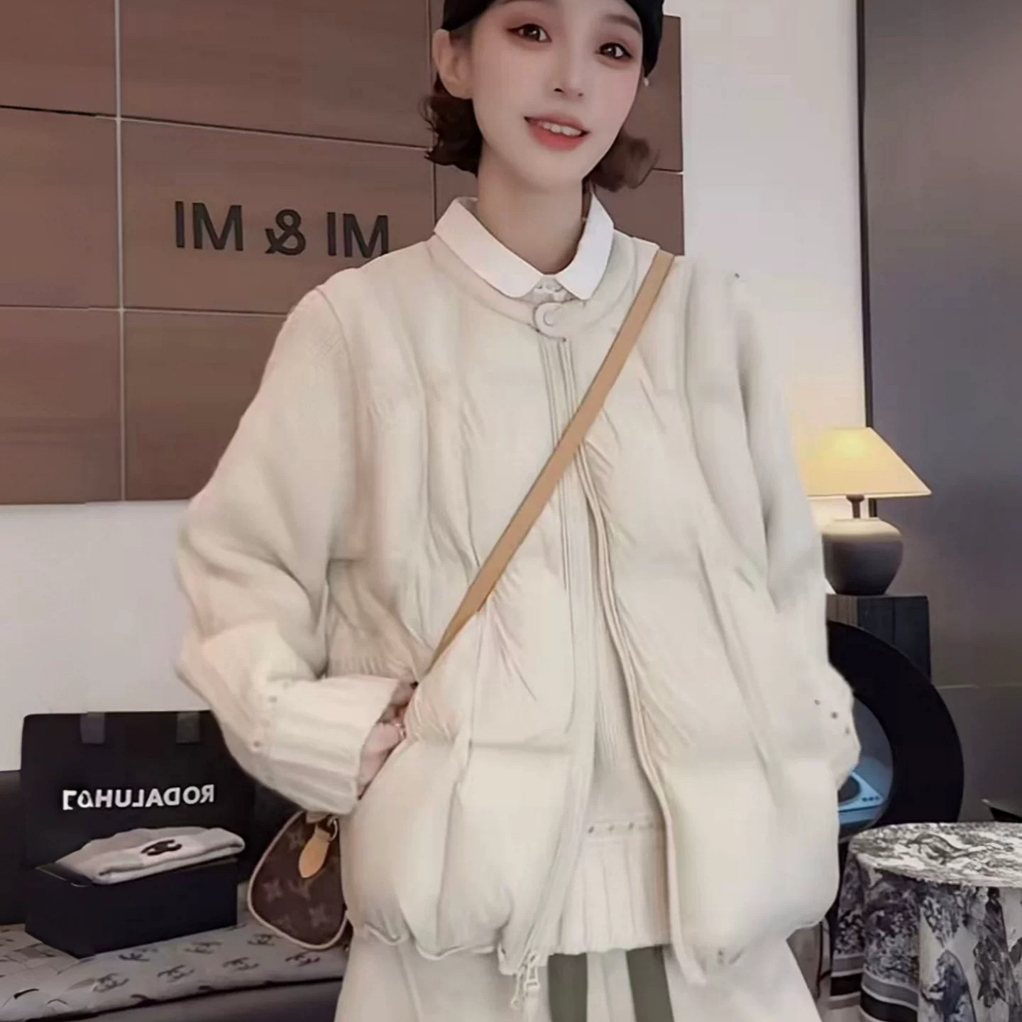 时尚圆领短款保暖羽绒马甲背心女款秋冬新款宽松百搭无袖外穿坎肩