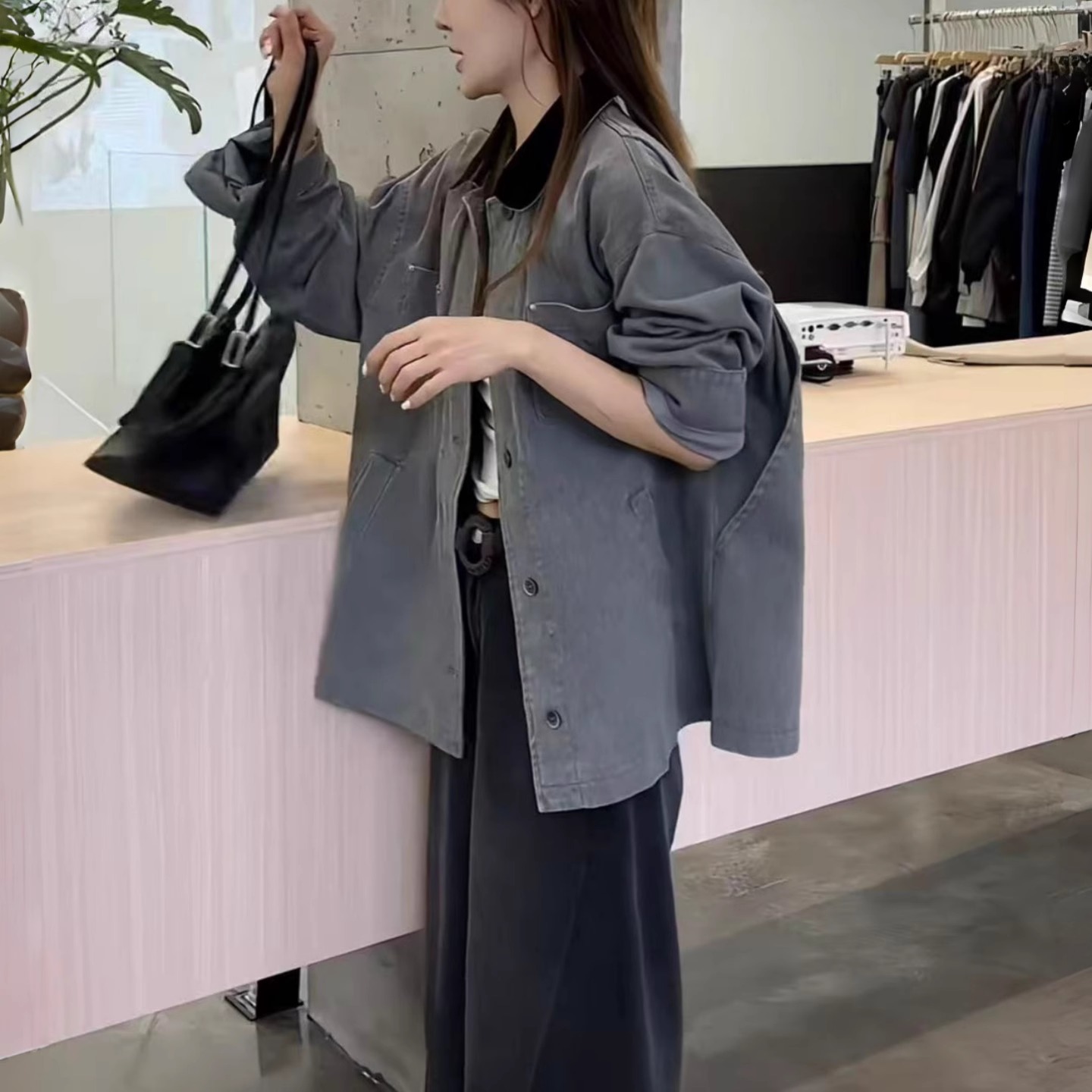 撞色拼接翻领牛仔外套女早春