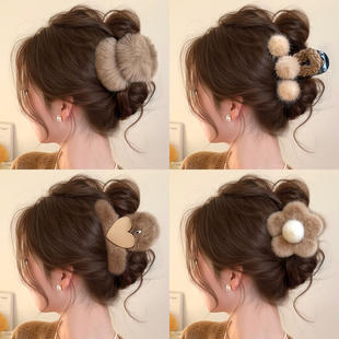 发量少毛绒抓夹女高级感2025新款秋冬中号发夹后脑勺鲨鱼夹子头饰